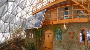 Inmitten Einer Runden Glaskuppel Lebt In Nord Norwegen Eine Funfkopfige Familie Die Familie Hjertefolgener Hea Kuppelhaus Strohlehmhauser Okologischse Bauen