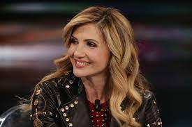Check spelling or type a new query. Lorella Cuccarini Capelli Il Suo Taglio Medio E Il Top Dell Inverno 2020