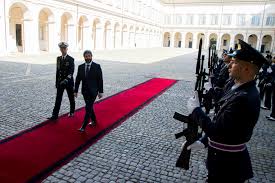 Dopo le elezioni politiche 2018 la situazione politica ha dato vita a due nuovi presidenti. Il Presidente Della Camera Dei Deputati Roberto Fico Al Suo Arrivo Al Quirinale