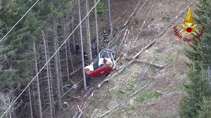 Einen tag nach dem seilbahnunglück am lago maggiore, das 14 menschen das leben kostete, sind italiens infrastrukturminister und der leiter der. Afyzaceznxjtvm