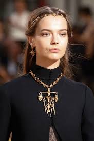Kafaya Takilir Podyumdan Sac Aksesuarlari Valentino Couture Aksesuarlar Valentino