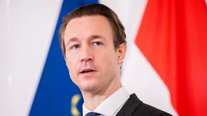 Eine politik, die antworten auf die brennenden fragen unserer zeit gibt. Osterreich Verdacht Auf Illegale Spenden Bei Gernot Blumel