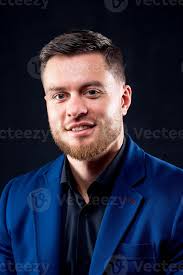 atraente jovem cara posando dentro estúdio. retrato do uma bonito homem com luz  barba e agradável face. confiante Veja para a Câmera. vertical foto  39638437 Foto de stock no Vecteezy