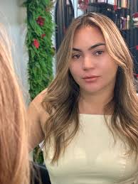 Esse cabelo não nasceu de uma fórmula pronta. Nasceu da leitura dos fios,  do tom de pele, da rotina e da essência de quem senta na minha cadeira.  Iluminação suave, profundidade equilibrada