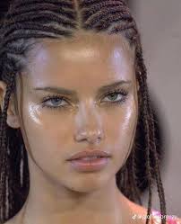 Nomina celebrità che possono eguagliare la bellezza di Adriana Lima :  r/VindictaRateCelebs