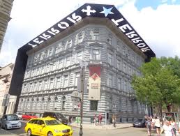 Auch wenn sich interessenten mit dem mietkauf eine option auf den kauf nach zehn jahren sichern, sind sie nicht an. Das Haus Des Terrors Ein Museum In Budapest Ungarn