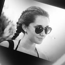 Maureen Moreau's Instagram, Twitter & Facebook