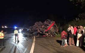 Carian mengenai topik kemalangan ipoh astro awani. 3 Wanita Warga Thai Maut Dalam Kemalangan Ngeri Di Lebuhraya Kl Karak Free Malaysia Today Fmt