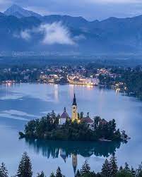 Eslovenia es una pionera en los balcanes, pues ha a pesar de la pequeña extensión de tierra que ocupa eslovenia, aquí se puede disfrutar de paisajes de montaña en la zona del sistema dinárico. El Lago Bled Eslovenia Lugares Increibles Hermosos Paisajes Lugares Bonitos Del Mundo