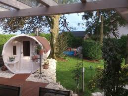 Auch In Weiss Macht Die Fass Sauna Einiges Her Gartensauna Saunafass Sauna