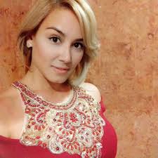 Ayyyyy acabo de encontrar estas fotos de una prueba de vestuario 👗para la  primera gala de #habanosfestival en que trabajé y a que no adivinan cuál  quedó 🙃😁😏. ❤️ ó 🤍? Hay