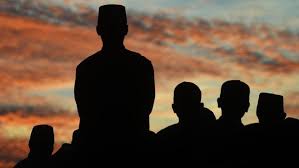 Matahari memang terbit dari satu arah, tapi sinarnya melingkupi segala arah. Cara Menentukan Hilal 1 Syawal Dari Sudut Pandang Sains