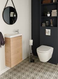 Un Miroir Rond De La Mosaique Au Sol Un Lave Mains Couleur Bois Autant D Idees Pour Faire Des Toilettes Amenagement Toilettes Wc Suspendu Deco Wc Suspendu
