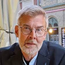 Går ett gäng ungdomar på stora vägen mot Dals Långed från brohögen. Inga  reflexer. ‼️