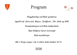 Korpset marsjerer og stopper og spiller etter signal fra tamburmajor. Digitalt 17 Mai Program Hole Kommune