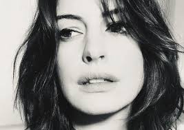 Famosa per i suoi film sempre alla moda, scopri il nuovo look di anne hathaway con capelli corti, un look diverso e perfetto per un nuovo taglio estivo! Anne Hathaway Capelli Corti E Nuovo Look Primaverile Toni Guy Blog