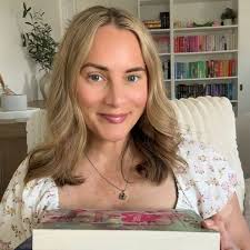 Lena Lloyd (@lenasbookks)