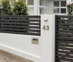 Model pagar besi dengan bentuk vertikal dengan kombinasi pilar bermotif yang kokoh bisa dijadikan pilihan untuk konsep pagar anda. 10 Rekomendasi Desain Pagar Rumah Pilih Yang Minimalis Modern Atau Mewah Rumah123 Com