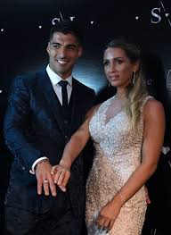 Lionel messi und seine frau antonella im video des rappers residente. Barcelonas Luis Suarez Kam Von Lionel Messi In Uruguay Zu Feiern Wichtigen Tag Aktuelle Boulevard Nachrichten Und Fotogalerien Zu Stars Sternchen