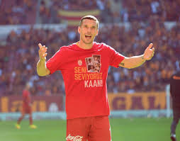 Galatasaray'ın flaş transferi lukas podolski, tt arena'da düzenlenen törenle 3+1 yıllık sözleşme imzaladı. Lukas Podolski Com On Twitter Matchday We Need A Loud Stadium We Have A Big Battle Tonight Haydi Cimbom Poldi Strassenkicker Gazver Https T Co K4zovqi8vt