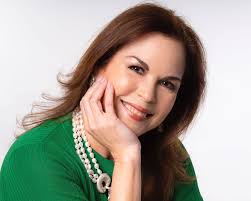 Ada Torres-Toro debuta como escritora con Amores Innecesarios