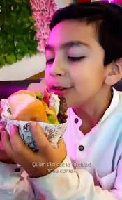 Quien dijo que la felicidad no se puede comer?, Su carita lo dice todo!  Disfrutando de una deliciosa hamburguesa artesanal 😍 en Ojari Sabana  Frutería Comidas Rapidas , Te invitamos a visitarnos en ...
