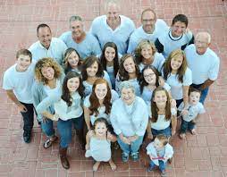 Pin By Kylie On Poses Family Portrait Poses Extended Family Photography Large Family Photography