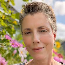 How to handle a mother who doesn't like unexpected visits, especially with  kids?