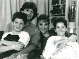 Titokban tornaedzést tart a szép család nőtagjainak, a. Emlekszel Meg Familia Kft 1990 Tol Magyar Televizios Sorozat