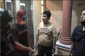 Bukan dua atau empat orang saja yang saat ini tengah mencari informasi yang serupa terkait link video viral kakak adik di hotel melainkan puluhan ribu orang. Orangtua Kerap Bertikai Adik Nyaris Bunuh Kakak Di Makassar