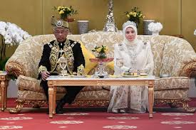 Seri paduka dan cik puan julia rais dikurniakan 3 orang puteri. 5 Fakta Menarik Mengenai Yang Di Pertuan Agong Ke 16 Sultan Abdullah