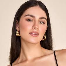 Olivia Sewell's Instagram, Twitter & Facebook