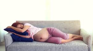 Janin yang membesar bisa membuat posisi tidur ibu menjadi serba salah. Posisi Tidur Yang Berbahaya Untuk Ibu Hamil