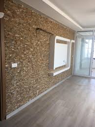 Tv ünitesi arkası doğal taş kaplama özellikle modern dokunuşları sevenler için ideal bir seçim oluyor. Dogal Tas Etkin Dekorasyon