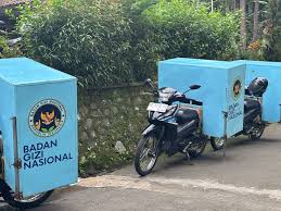 SPPG Samigaluh Layani 3.999 Penerima MBG, Medan Ekstrem Jadi Tantangan  Harian Distribusi MBG di Samigaluh tak mudah. Medan terjal dan jalan sempit  membuat kendaraan roda empat sulit menjangkau sekolah-sekolah di puncak  perbukitan.