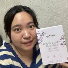 前排同公司啲同事聚餐一班女人仔圍埋硬係講下啲扮靚野啦其中有個同事分享佢最近終於入手到隻長期斷貨既mask 😍😍 我地當然唔執輸問下有無好介紹啦！  💫 Karuna 抗衰老修護面膜