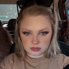 Halle B. 🖤 (hallebutlerr@)