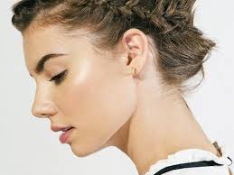 The braid is fastened so that it gives a trail design starting from the front part. Tutorial The Coolest Braided Updo For Short Hair