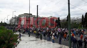 Η πλατεία συντάγματος βρίσκεται στην καρδιά της πόλης, μπροστά από τη βουλή των ελλήνων. H Poreia Toy Pame Sto Syntagma Fwto Twra