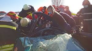Din primele informații, se pare că o persoană ar. Trei MorÅ£i Èi DouÄ MaÈini Dezmembrate Intr Un Grav Accident In BacÄu DouÄ Fete De 14 Èi 18 Ani Au ScÄpat Cu ViaÈÄ Din Impact Iasitv Life