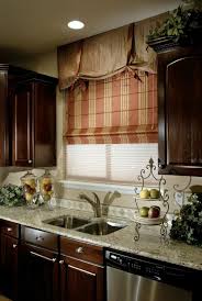 Raffrollo Fur Kuche Eine Praktische Dekoration Fur Die Fenster Raffrollo Kuche Raffrollo Moderne Kuchenideen