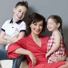 Fésűs nelly teljesen ledöbbent, amikor meglátta 11 éves kislányát forrónadrágban, magassarkúban, és erős sminkben. Keressuk A Sztar Szuperanyut Divany