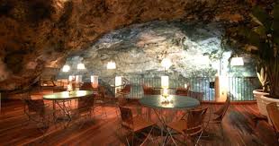 The Summer Cave Is A Tranquil Italian Restaurant Tucked Into A Cozy Sea Cave Seaside Restaurant Italy Restaurant Unique Restaurants
