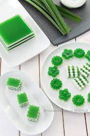 This Pandan Coconut Layered Jelly Is Very Smooth Not Too Sweet With A Subtle Mix Of Pandan And Coconut Fragrance It Desserts Jelly Desserts Almond Cookies