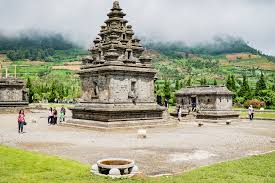 The name gunung merapi means 'mountain of fire' in the indonesian language; Dieng Plateau Auf Java 2021