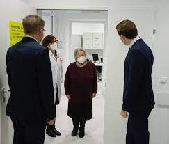 Die impfung bietet jedoch keinen hundertprozentigen schutz vor einer ansteckung. Sebastian Kurz On Twitter Heute War Es Moglich Die Ersten 5 Menschen In Osterreich Impfen Zu Konnen Die Erste War Frau Hofer Sie Freut Sich Nun Bald Ihre Enkel Wieder Sehen