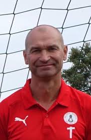 Neuer Abteilungsleiter der Fußballjugendabteilung ist ab sofort Matthias  Beran. Das ist die denkbar beste Lösung, so der Vorstandsvorsitzende von  Rot-Weiss Cuxhaven, Ralf Kaspar als er mit sichtlicher Zufriedenheit  Matthias Beran, genannt „Latti“,