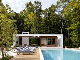 Poolhaus Mit Uberdachung Und Sonnenliegen Moderne Pools Poolhaus Modernes Poolhaus