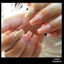 Por otro lado, para un toque más lady podemos optar por unas florecillas en color rosa con un fondo blanco. Pin En Grabiela S Nails