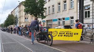 Mod secondary stat % ( melee critical strike rating, spell critical strike rating ). Nur Kurz Eis Holen Rund 300 Teilnehmer Bei Der Critical Mass In Halle Luwu Dicht Gemacht Du Bist Halle